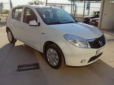 Usado Dacia Sandero Lauréate 75 CV (55 kW) 2013 Blanco Utilitario