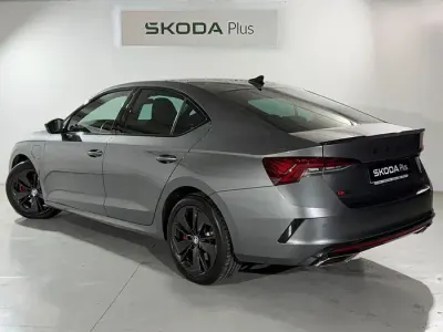 Usado Skoda Octavia RS 245 CV (180 kW) 2024 Gris / plata Berlina