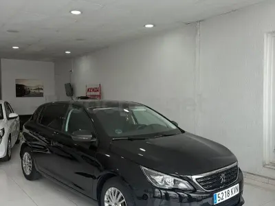 Usado Peugeot 308 Access 100 CV (73 kW) 2019 Negro Berlina