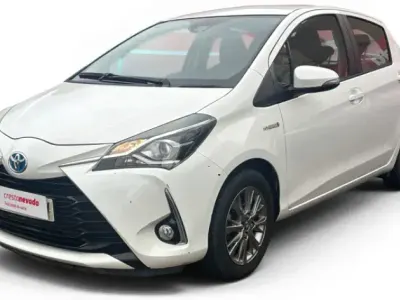 Usado Toyota Yaris Hybrid Active 100 CV (73 kW) 2019 Blanco