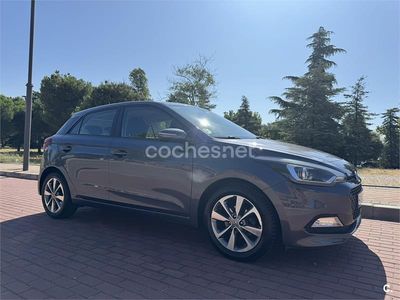 Usado Hyundai i20 84 CV (61 kW) 2016 Gris / plata Berlina