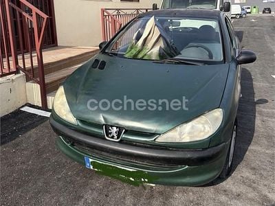 Usado Peugeot 206 75 CV (55 kW) 1999 Verde Utilitario