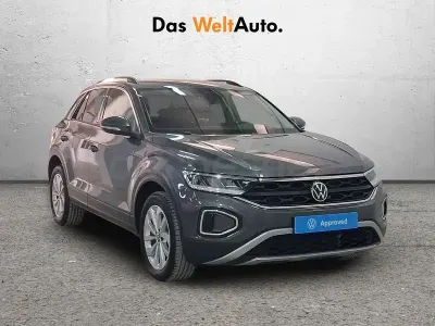 Usado VW T-Roc Life 150 CV (110 kW) 2024 Gris / plata SUV