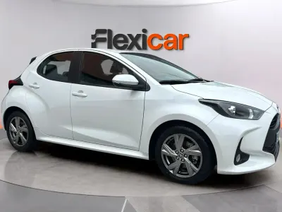 Usado Toyota Yaris Hybrid Active 116 CV (85 kW) 2025 Blanco Berlina