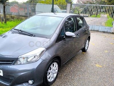 Gris / plata Usado 2013 Toyota Yaris Active Berlina | 7700 € (Precio justo)