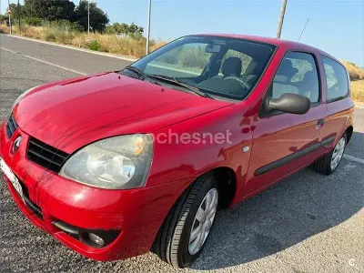 Usado Renault Clio II Authentique 60 CV (44 kW) 2007 Rojo Berlina