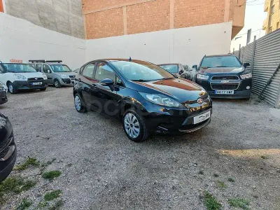 Usado Ford Fiesta Trend 68 CV (50 kW) 2010 Negro Berlina