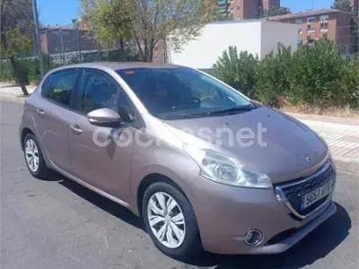 Usado Peugeot 208 Allure 82 CV (60 kW) 2013 Beige Utilitario