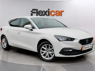 Usado Seat Leon Style 150 CV (110 kW) 2025 Blanco Berlina