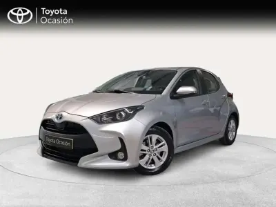 Usado Toyota Yaris Active 116 CV (85 kW) 2022 Plateado Utilitario