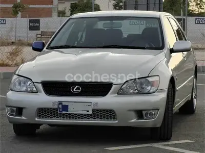 Usado Lexus IS200 Luxury Line 155 CV (114 kW) 2002 Gris / plata Berlina