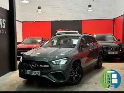 Usado Mercedes GLA200 163 CV (119 kW) 2025 Gris / plata SUV