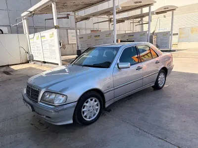 Usado Mercedes C240 Classic 170 CV (125 kW) 1997 Gris / plata Berlina
