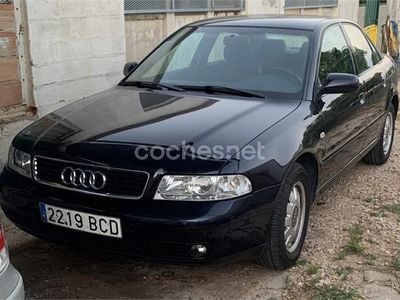 Usado Audi A4 110 CV (80 kW) 2000 Azul Familiar