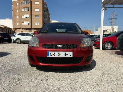 Usado Ford Fiesta Futura 90 CV (66 kW) 2008 Rojo Utilitario