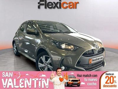 Verde Usado 2024 Toyota Yaris Hybrid Active Berlina | 20.490 € (Precio justo)