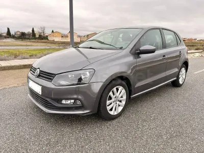 Usado VW Polo Advance 75 CV (55 kW) 2015 Gris / plata Berlina