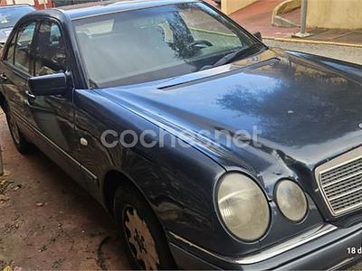 Usado Mercedes E290 Elegance 129 CV (94 kW) 1997 Azul Berlina
