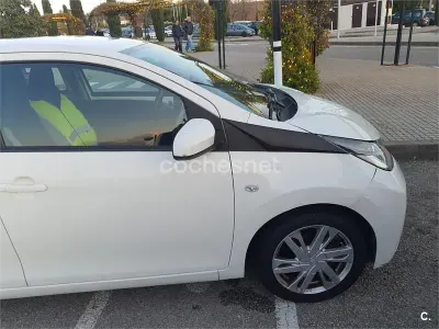 Usado Toyota Aygo X-play 69 CV (50 kW) 2017 Blanco Utilitario
