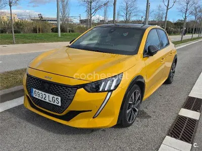 Usado Peugeot 208 GT-line 130 CV (95 kW) 2020 Amarillo Utilitario