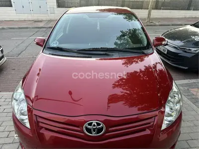 Usado Toyota Auris Luna 90 CV (66 kW) 2011 Rojo Utilitario