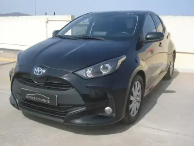 Usado Toyota Yaris Active 116 CV (85 kW) 2022 Negro Utilitario