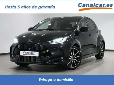 Usado Toyota Yaris Hybrid Sport 92 CV (67 kW) 2024 Negro Berlina