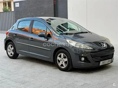 Usado Peugeot 207 75 CV (55 kW) 2010 Gris / plata Berlina