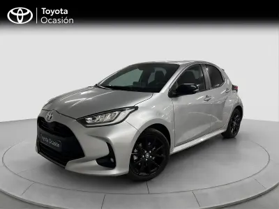 Usado Toyota Yaris Hybrid Style 116 CV (85 kW) 2023 Gris àgata Berlina