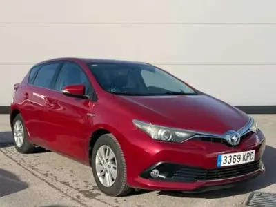 Usado Toyota Auris Advance 136 CV (100 kW) 2018 Rojo Berlina