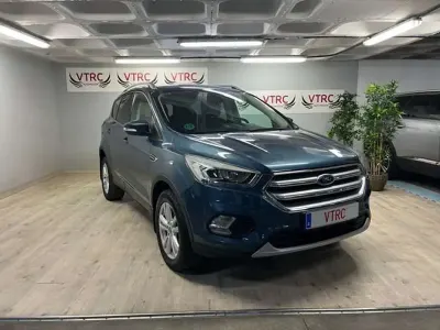 Usado Ford Kuga Trend 150 CV (110 kW) 2019 Gris / plata SUV