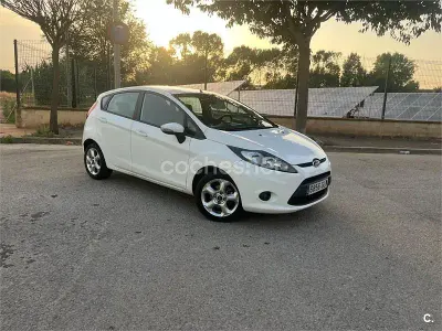 Usado Ford Fiesta Trend 90 CV (66 kW) 2009 Blanco Berlina