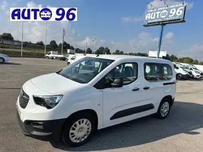 Usado Opel Combo Edition 102 HP (75 kW) 2022 Branco Monovolume