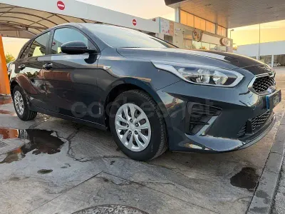 Usado Kia Ceed 136 CV (100 kW) 2019 Gris / plata Utilitario
