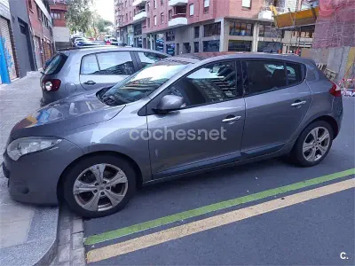 Usado Renault Mégane Dynamique 130 CV (95 kW) 2010 Gris / plata Berlina