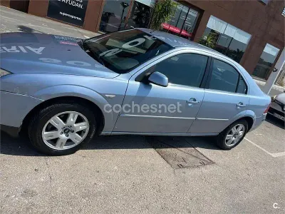 Usado Ford Mondeo Ghia 130 CV (95 kW) 2004 Azul Familiar