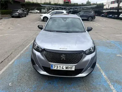 Usado Peugeot 2008 Allure 130 CV (95 kW) 2023 Gris / plata SUV