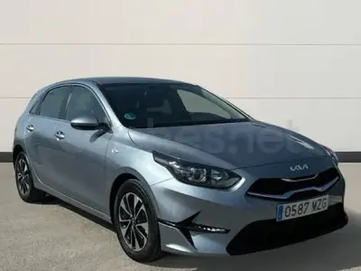 Usado Kia Ceed 100 CV (73 kW) 2025 Gris / plata Utilitario