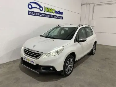 Usado Peugeot 2008 Allure 120 CV (88 kW) 2015 Blanco SUV