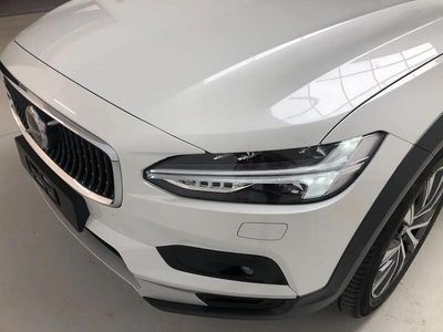 Begagnad Volvo V90 CC Core 197 HK (144 kW) 2024 Vit Kombi