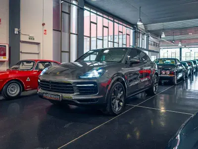 Usado Porsche Cayenne 440 CV (323 kW) 2019 Gris / plata SUV