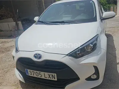 Usado Toyota Yaris Hybrid Business Edition 116 CV (85 kW) 2022 Blanco Berlina
