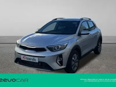 Usado Kia Stonic 100 CV (73 kW) 2024 Plateado SUV