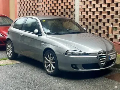 Usado Alfa Romeo 147 120 CV (88 kW) 2006 Gris / plata Utilitario