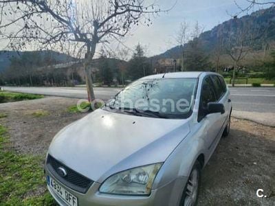 Usado Ford Focus Trend 90 CV (66 kW) 2004 Gris / plata Familiar