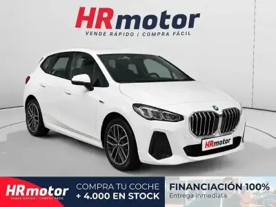 Begagnad BMW 225 Active Tourer Shadowline 245 HK (180 kW) 2022 Vit Minibuss