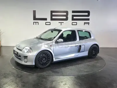 Usado Renault Clio 230 CV (169 kW) 2002 Gris / plata Berlina