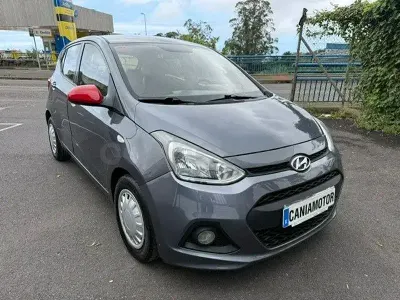 Usado Hyundai i10 Style 87 CV (63 kW) 2015 Gris / plata Utilitario