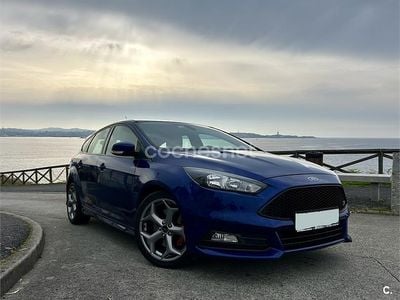 Käytetty Ford Focus ST 185 HP (136 kW) 2017 Sininen Sedan
