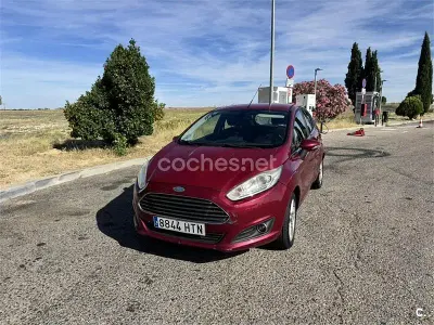 Usado Ford Fiesta Trend 95 CV (69 kW) 2013 Granate Berlina